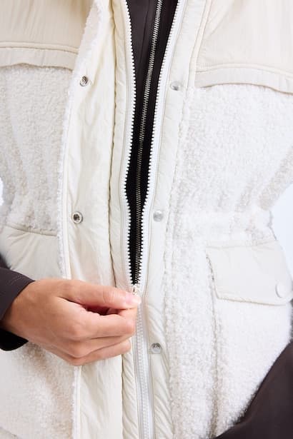 Windproof Regular Fit Plush Vest (٣)