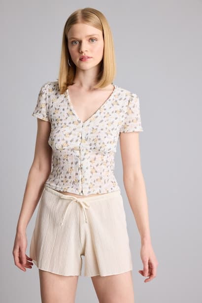 Fitted V-Neck Floral Textured Top Blouse (٣)