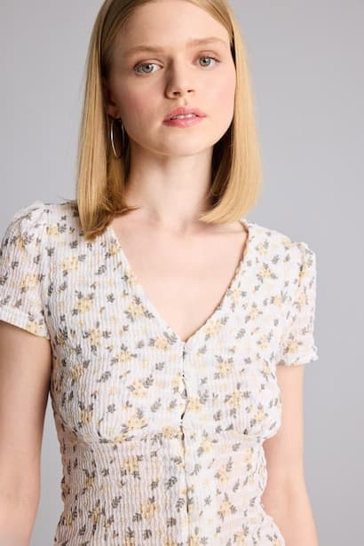Fitted V-Neck Floral Textured Top Blouse (٤)