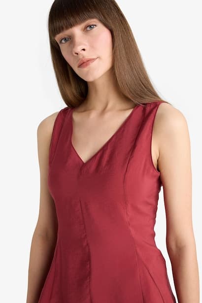 V-Neck Sleeveless Blouse (٤)