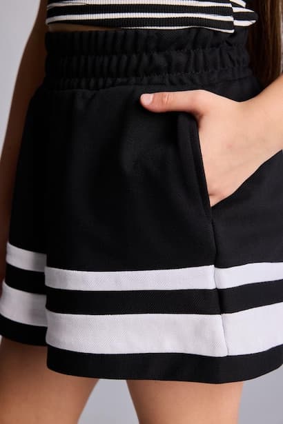 Girl Elastic Waist Striped Black Shorts (٤)