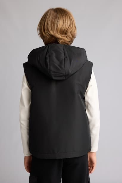 Boy Black Hooded Zip-Up Vest (4)