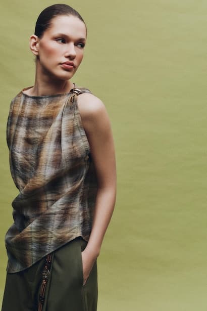 Regular Fit Plaid Sleeveless Blouse (٣)
