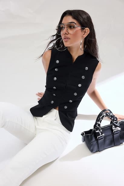 Black Crew Neck Zip-Up Vest (٣)