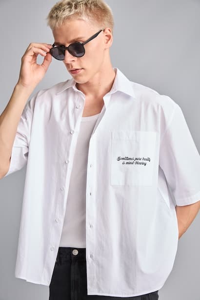 Boxy Fit Back Print Cotton Short Sleeve White Shirt (٣)