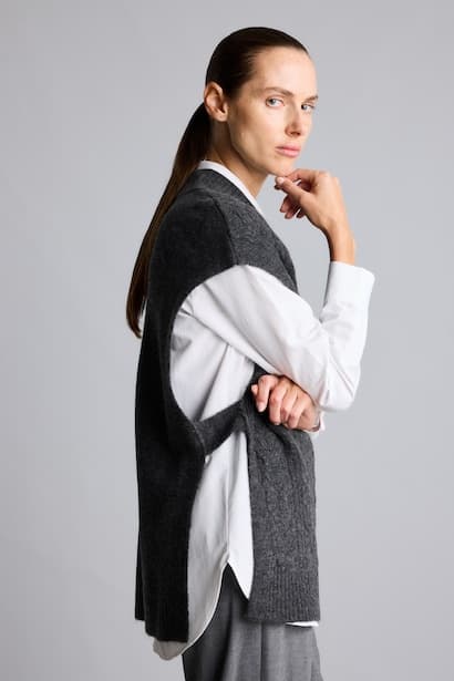 Relax Fit V-Neck Knit Vest (٣)