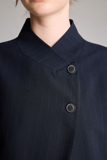 Boxy Fit Button Front Stand Collar Blazer (٤)