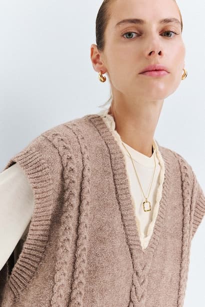 Relaxed Fit V-Neck Cable Knit Vest (٣)