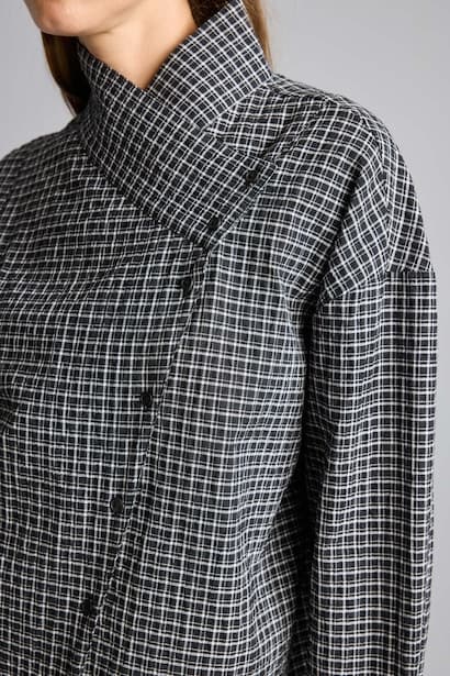 Regular Fit Crinkled Texture with Asymmetric Buttons Blouse Modest (٤)