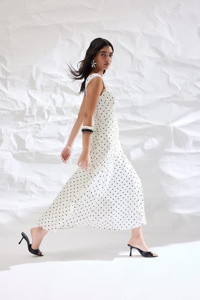 Heart Neck Polka Dot Crepe Strappy Midi Dress (٣)