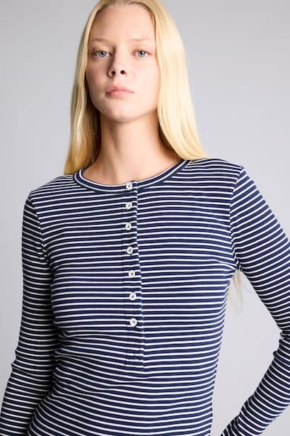 Fitted Ribbed Cotton-Blend Striped Button-Up Henley Neck Long Sleeve T-Shirt (٤)