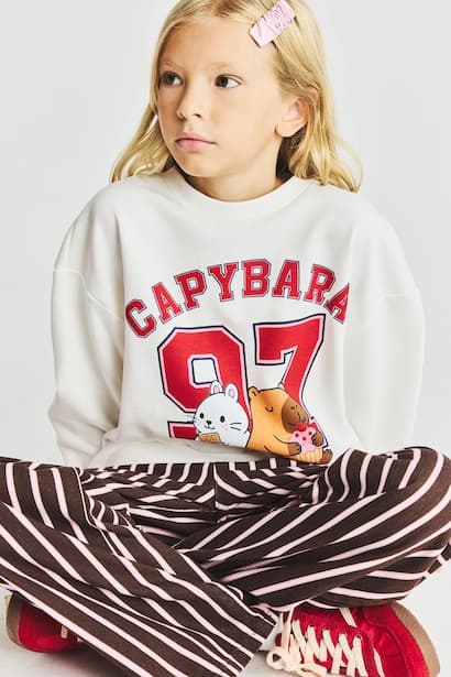Girl Capybara Printed Crew Neck Sweatshirt
