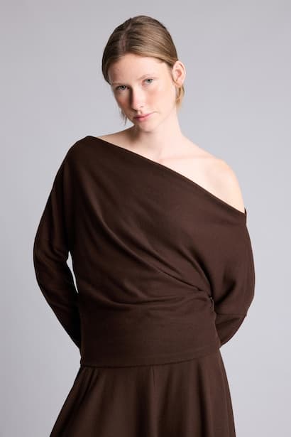 Slim Fit One-Shoulder Draped Basic T-Shirt (٣)
