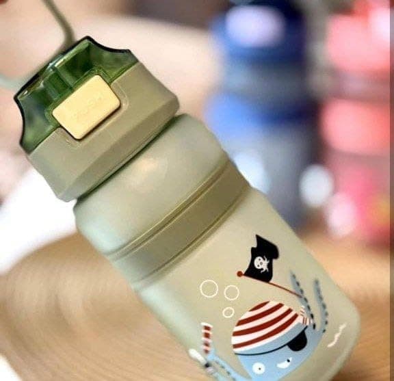 Generic Children's water bottle,Made of pure acrylic,Features a silicone straw,Spill-proof, tightly sealed lid,Fixed handle on the lid for easy carrying,Capacity: 600 ml,Multicolor, .db