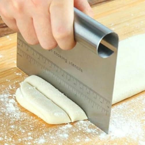 Upgrade your kitchen essentials with the Stainless Steel Dough Cutter - Perfect for Pizza and Cake Wheel cutter