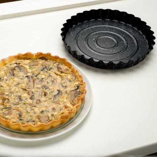 Non-Stick Round Tart Pan Large Baking Tray for Desserts Quiche and Pie Metal Fluted Tart Tin for Home Kitchen Use and Professional Home Baking