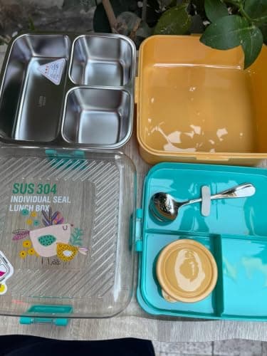 Generic Stainless steel children's lunchbox, Transparent (acrylic) lid, Divided interior compartments, Includes a separate small round container and a built-in spoon., Available in 3 colors .Am Meal holder