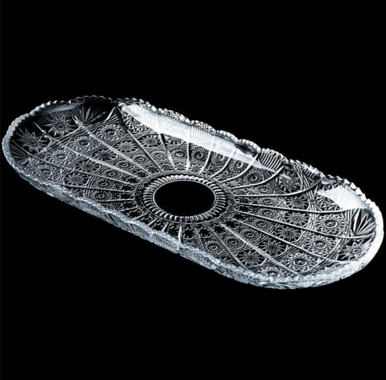 Generic Crystal Glass Serving Tray, Oval Shape, Intricate Cut Glass Design, Decorative Platter for Dining and Entertaining, .flo