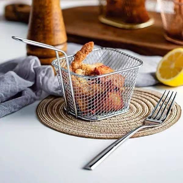 Generic Metal serving basket for fries and appetizers; suitable for serving french fries, nuggets, chicken wings, crispy onion rings, and various snacks, .sa