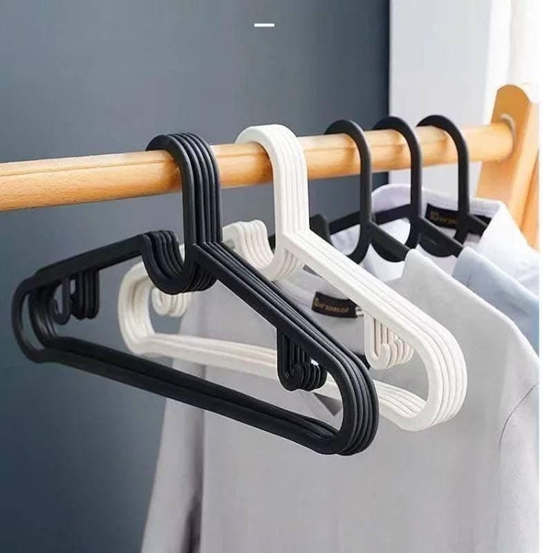 Generic Black hanger set,Made of reinforced plastic,The pack contains 10 hangers,Imported product, .ex