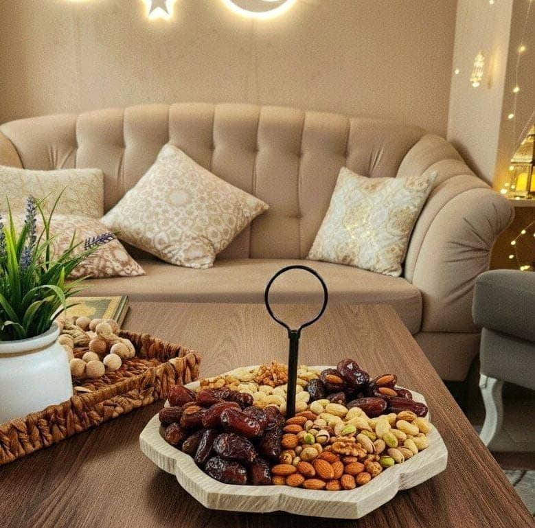 Generic Fruit and serving tray,Suitable for nuts, dried fruits, juices, coffee, and *qatayef*, Made of natural wood, Features a handle and base made of rust-resistant metal, Size: 30 cm, .Am