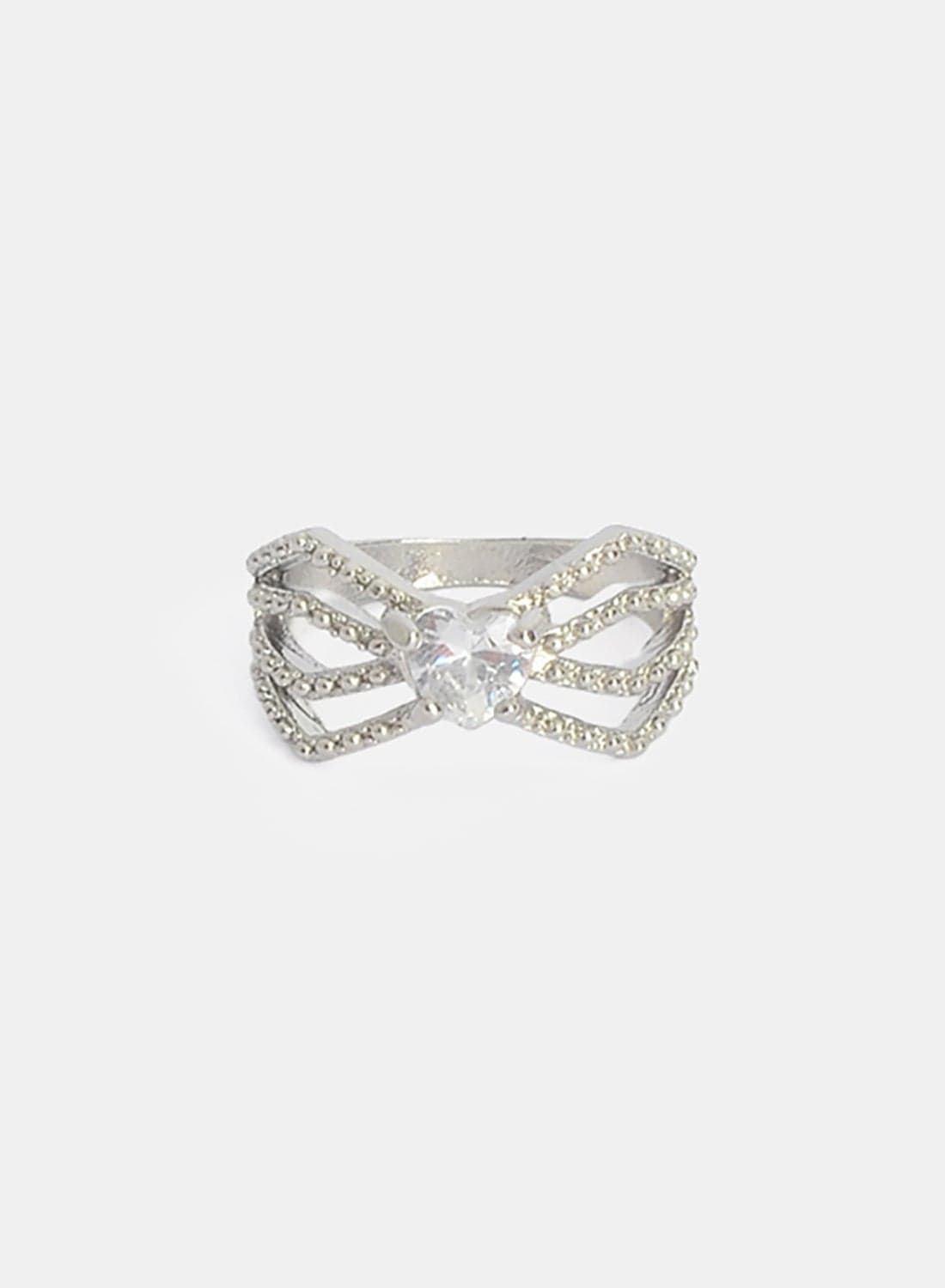Women'S Silver Ring With A Hollow Butterfly Wing Design And A Heart-Shaped Center Stone. (٢)