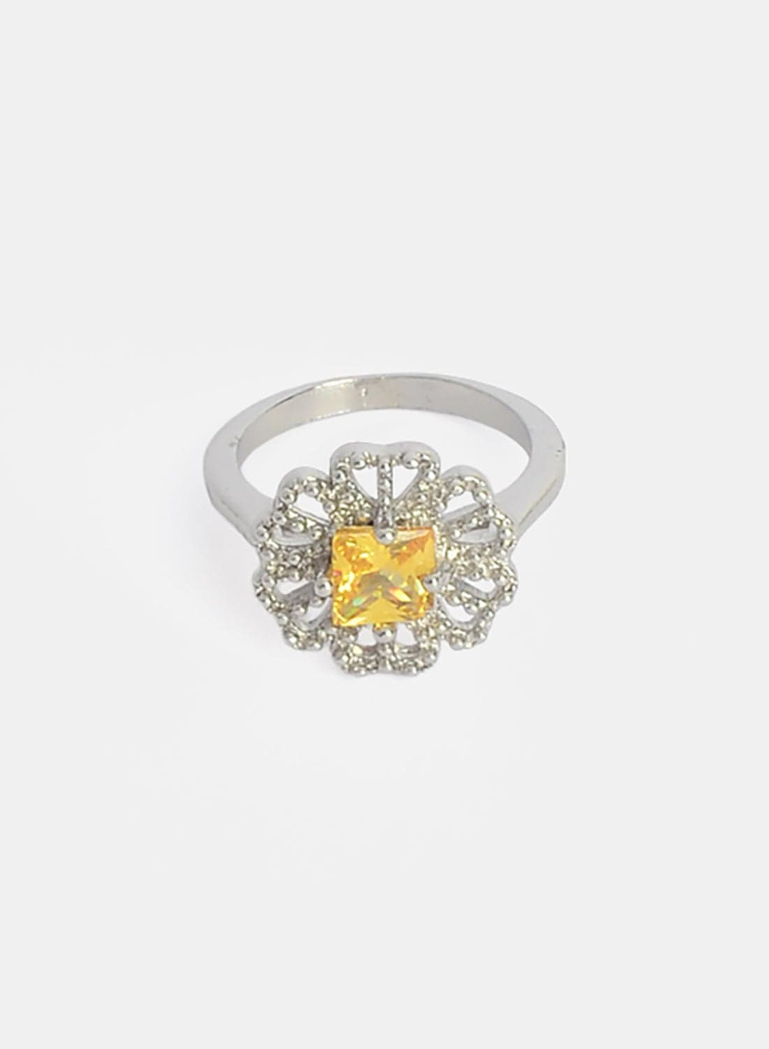 A Women'S Ring Set With A Square Center Stone In A Rose Design, Featuring A Square Frame With Sparkling Metal Engravings. (٣)