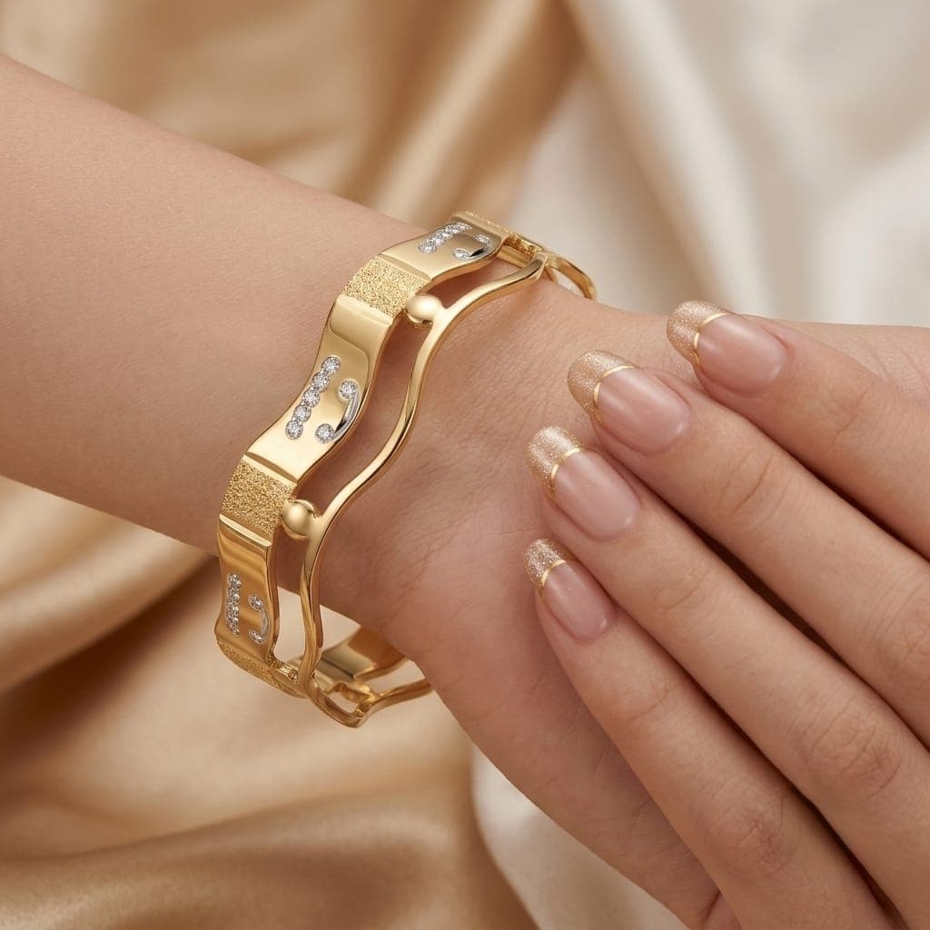 A luxurious bracelet in elegant gold, featuring a double wave design and dazzling zircon stones. A stylish piece that will give your wrist an exceptional touch of luxury! Women's Bangles (3)