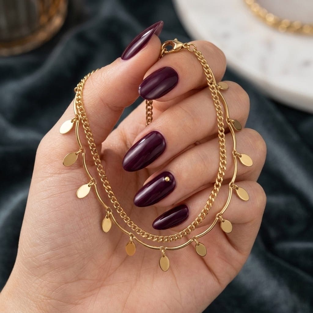 A luxurious anklet in an elegant gold color, with a double design combining a classic chain and another decorated with delicate oval pendants, with an adjustable clasp to suit you. (6)