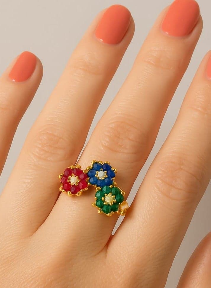 Tricolor Flower Ring - Irresistible Radiance! Add a touch of charm to your look with this luxurious gold ring, designed with three sparkling gemstone flowers. Each flower pulsates with a different color, giving you a warm glow with every move. A unique design that combines elegance and fun Women's Rings