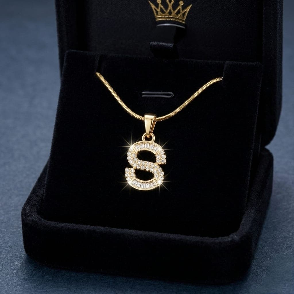 A luxurious, elegant gold necklace with a sumptuous letter S pendant studded with sparkling baguette stones and zircon, with an adjustable clasp to fit you. (7)