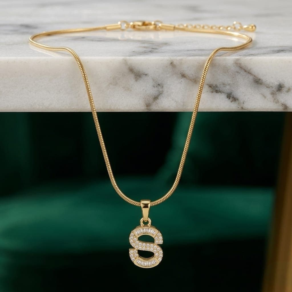 A luxurious, elegant gold necklace with a sumptuous letter S pendant studded with sparkling baguette stones and zircon, with an adjustable clasp to fit you. (6)