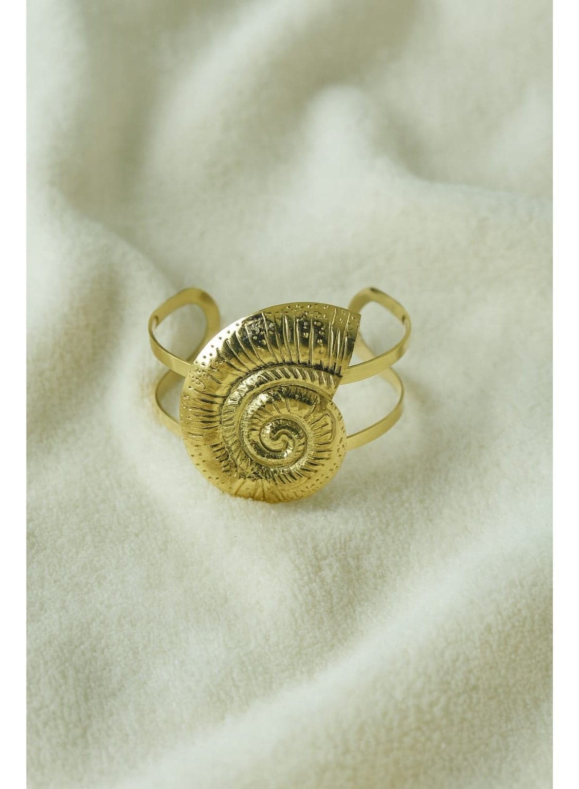 Plated Metal Bracelet with Spiral Shell Design Women's Bracelets & Bangles (٣)