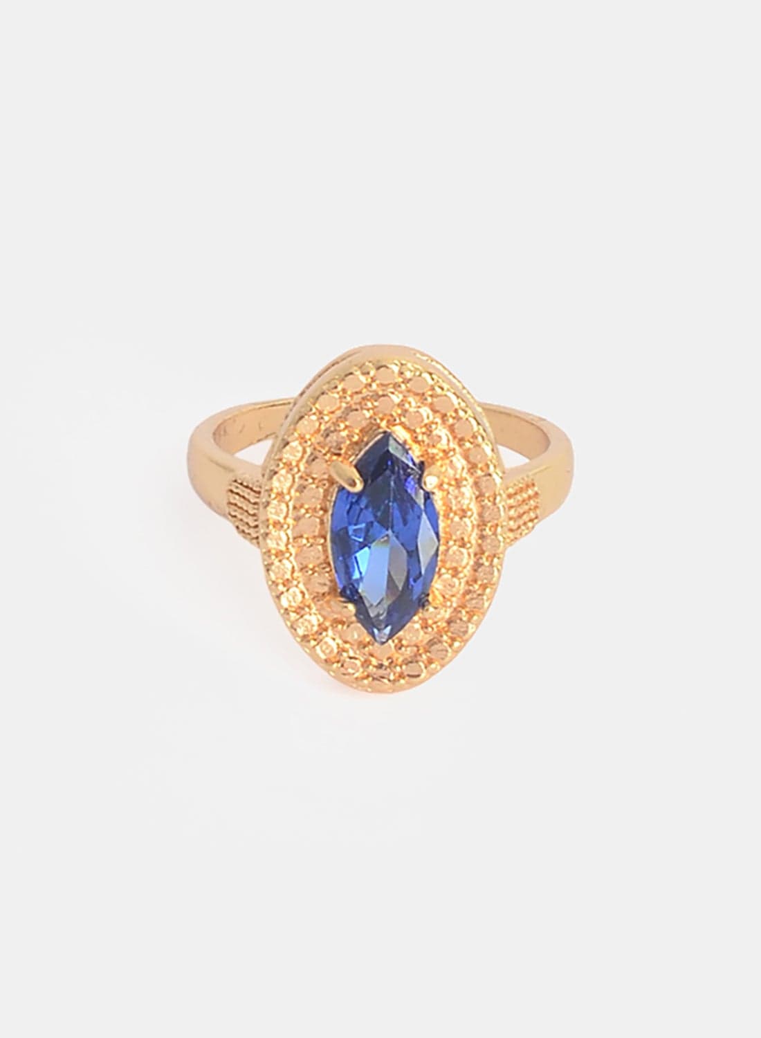 A Women'S Ring Set With A Central Stone In An Eye Design, Featuring An Oval Frame With Sparkling Metal Engravings. (٢)