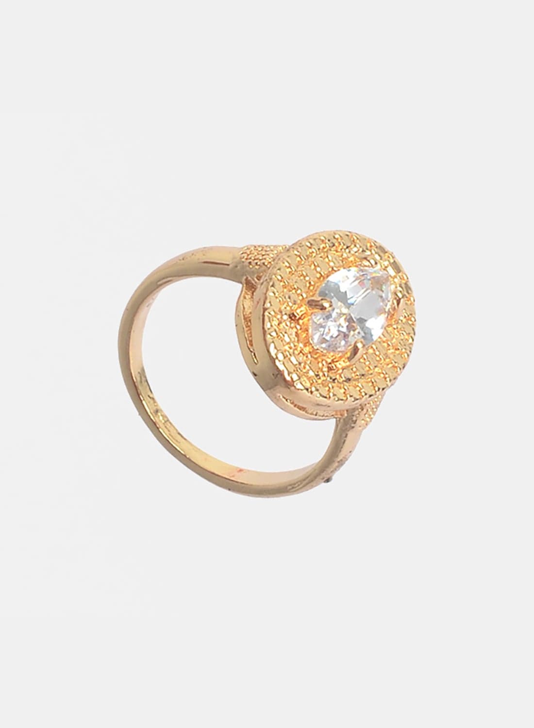A Women'S Ring Set With A Central Stone In An Eye Design, Featuring An Oval Frame With Sparkling Metal Engravings.