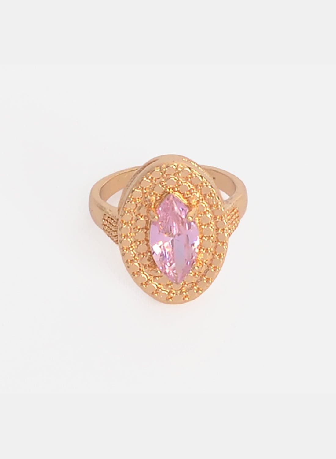 A Women'S Ring Set With A Central Stone In An Eye Design, Featuring An Oval Frame With Sparkling Metal Engravings. (3)