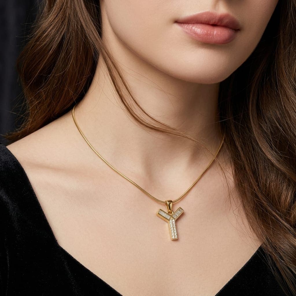 A luxurious, elegant gold necklace with a luxurious Y-shaped pendant studded with sparkling baguette and zircon stones, and an adjustable clasp to fit you. (2)