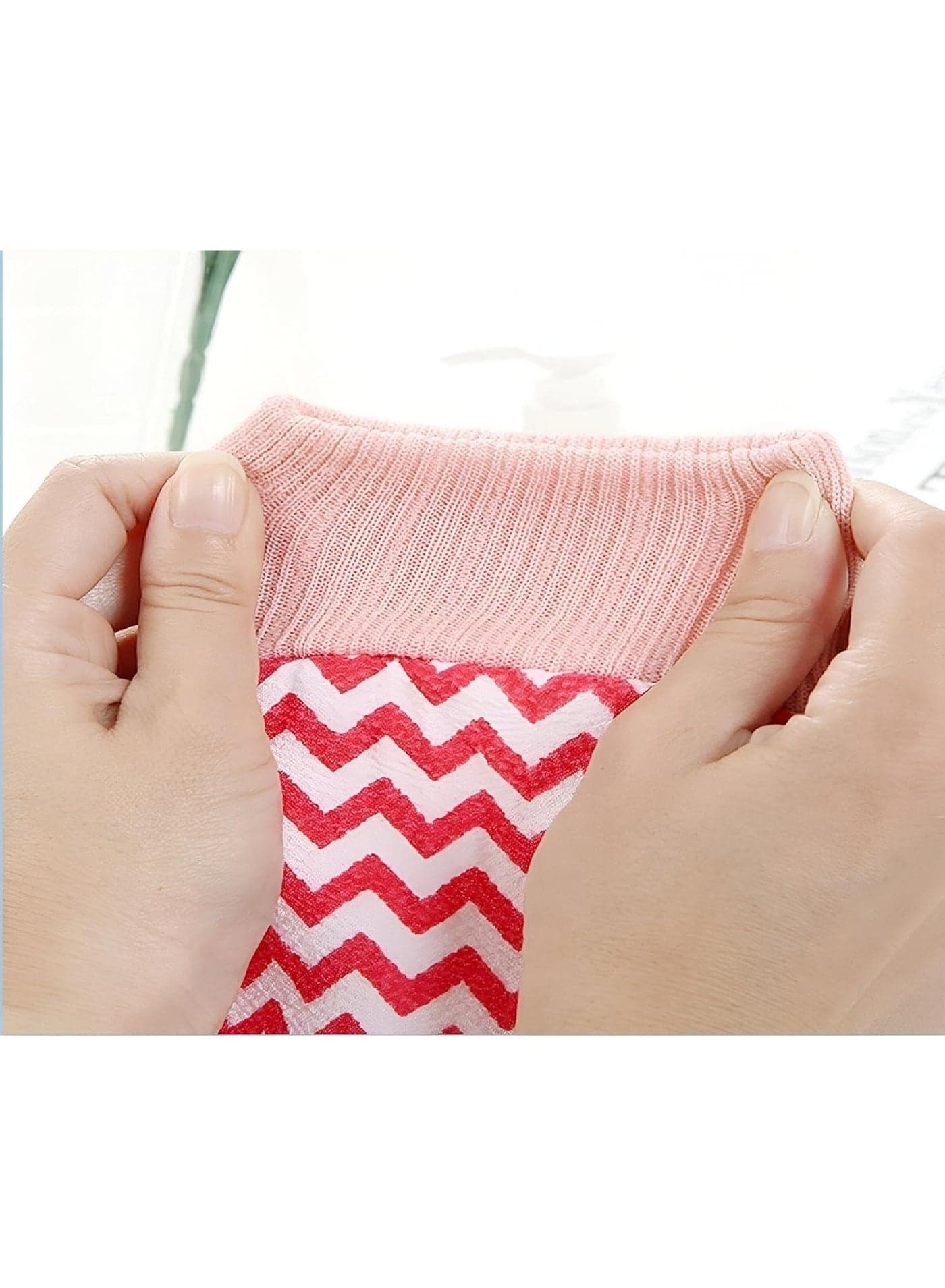 Upgraded 12 x 22 cm exfoliating glove for a home spa experience - Deep cleansing bath loofah with two holes for superior control and removal of dead skin layers - Comfortable fleece-lined design with a secure elastic wrist - The perfect solution for brightening elbows and knees and smoothing the texture of the entire body - Random color (٩)