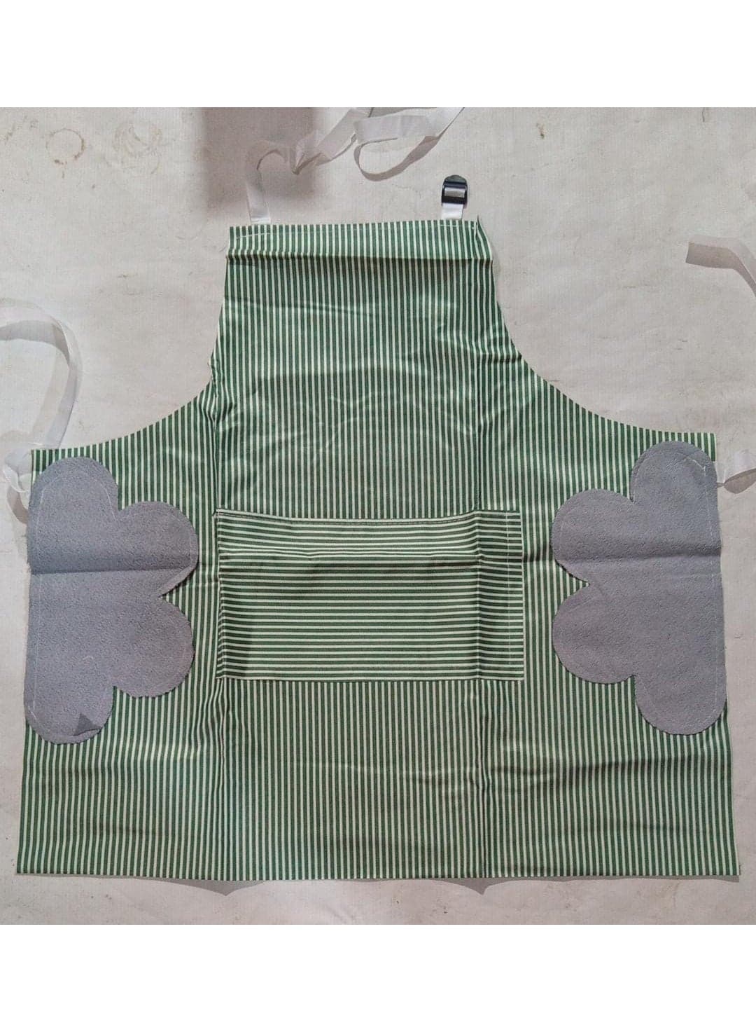 Waterproof kitchen apron with velvet towels on both sides + a large middle pocket for utensils and mobile phone (٣)