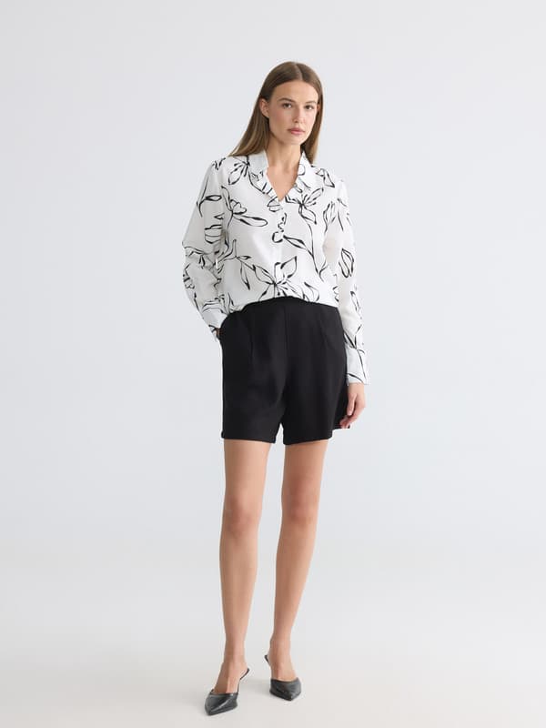 Elastic Waist Women's Pleated Shorts